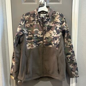 Magellan Outdoors woman Camo Puffer Jacket large